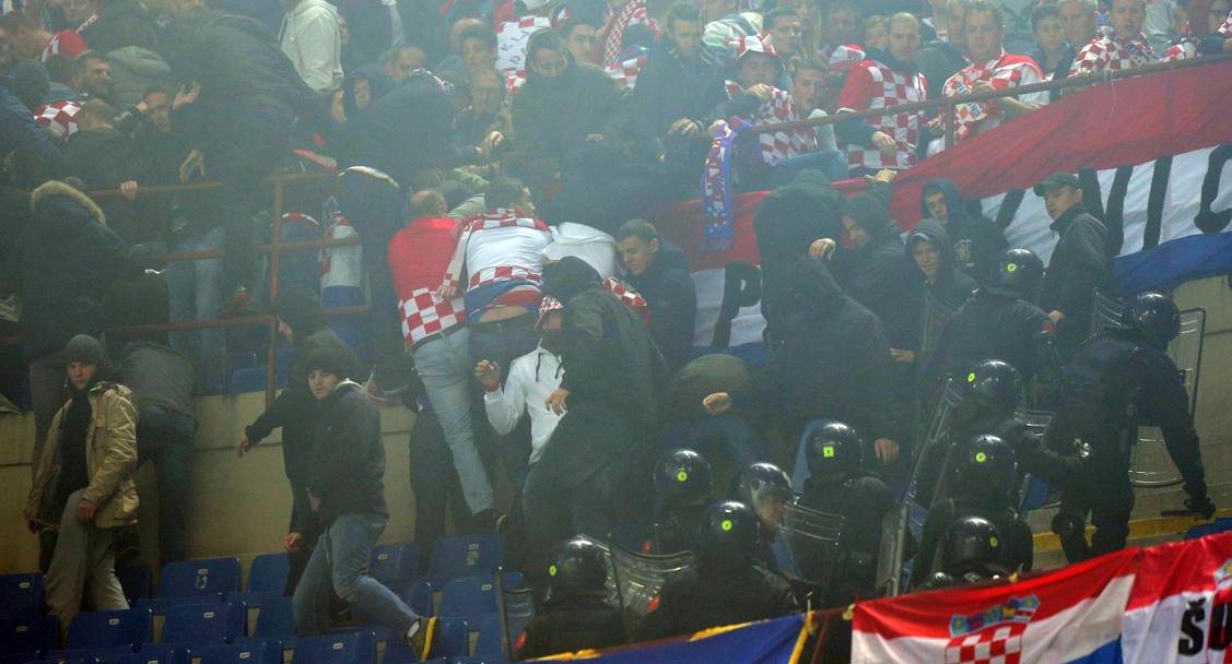 Italia-Croazia, metà secondo tempo: la polizia carica gli ultrà croati, rei di aver lanciato petardi e fumogeni in campo. Ansa